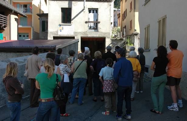 Visita guidata dalla geografa Dagmar Reichert alla mostra, qui davanti all'opera "trovo-cerco" dell'artista grigionese Christian Ratti