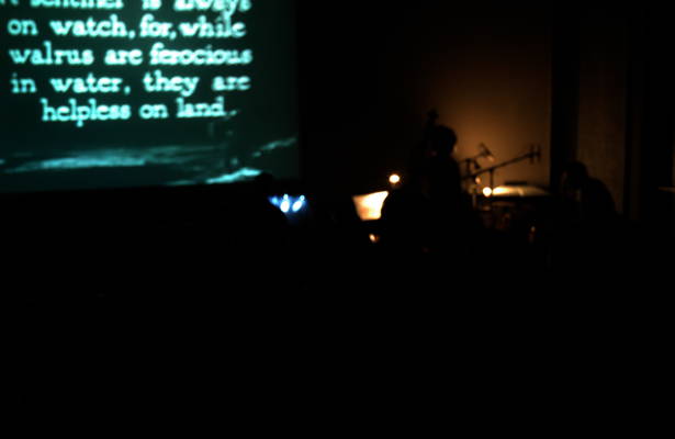 Q3 :: Brian Quinn, batteria; Simon Quinn, contrabbasso; Max de Aloe, armonica cromatica e tastiere, accompagnano dal vivo il film Nanuk l’eschimese, 1922, di Robert Flaherty