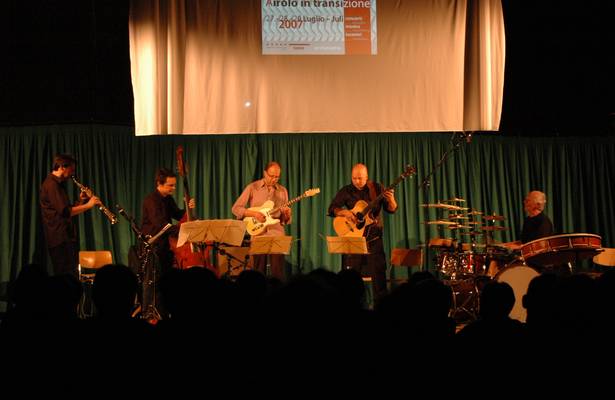 PIERRE FAVRE ENSEMBLE :: Pierre Favre, percussioni; Frank Kroll, sassofono soprano e clarinetto basso; Bänz Oester, contrabbasso; Philippe Schaufelberger, chitarra; Wolfgang Zwiauer, basso elettrico