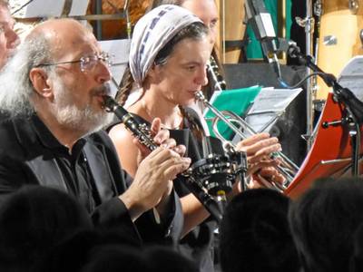 Gianluigi Trovesi (clarinetto) e  Hilaria Kramer (tromba) durante il concerto con la banda PuntSort