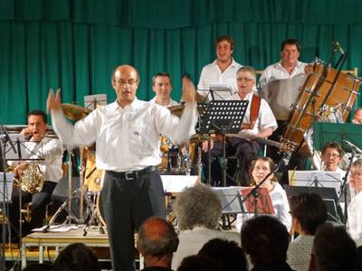 Il mo. Maurizio Fabbro dirige La Montanara cantata dalla banda PuntSort e dal pubblico