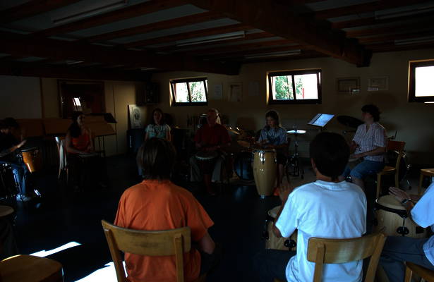 WORKSHOP DI PERCUSSIONE CON PIERRE FAVRE :: Una lezione di improvvisazione percussionistica per i musicanti delle Tre Valli