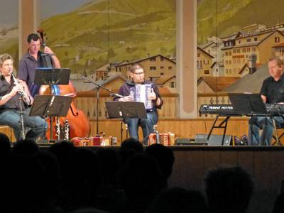 Concerto degli Hujässler nel salone Olimpia di Airolo: Dani Häusler, Markus Flückiger, Reto Kamer e Sepp Huber jun.