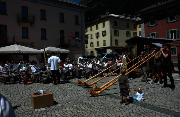FILARMONICA AIROLESE & I CORNI DELLE APLI :: Maurizio Fabbro, direttore; i Mytha suonano con la Filarmonica il brano di Hans Kennel “Dance five”