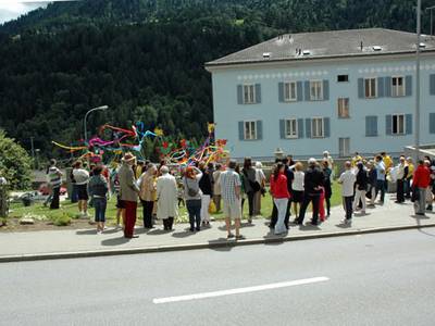 Il corteo sul praticello della fontana ridisegnato dall’arch. Francesca Pedrina nell’ambito del progetto ontane e sorgenti” finanziato con un contributo del Municipio di Airolo