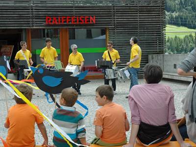 I tamburini Ratatütt guidati da Valerio Felice si esibiscono in coda al festival