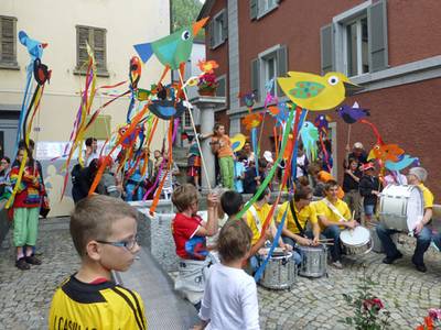 Gli smilzi sostano vicino alla fontana di piazza Motta rivalorizzata di recente.