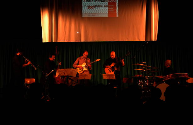 PIERRE FAVRE ENSEMBLE :: Pierre Favre, percussioni; Frank Kroll, sassofono soprano e clarinetto basso; Bänz Oester, contrabbasso; Philippe Schaufelberger, chitarra; Wolfgang Zwiauer, basso elettrico