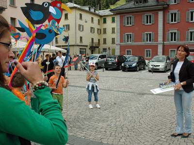 Francesca Pedrina con la scatola dei desideri di abbellimento dello spazio pubblico. Chi volesse aggiungere un desiderio invii una mail a info@airolointransizione.ch