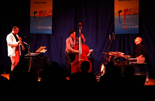 DÉPART :: Harry Sokal, sassofoni; Heiri Känzig, contrabbasso; Lionel Friedli, batteria