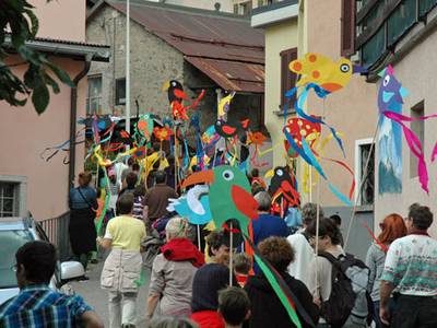 Gli smilzi e i loro accompagnatori per le vie del borgo