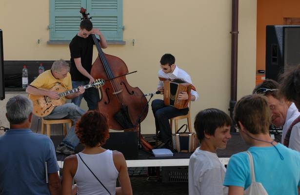 JASS :: Marcel Oetiker, schwyzerörgeli; Christian Winkler, chitarra; Richard Hugener, basso elettrico