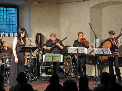 Concerto di Michel Godard (serpentone, tuba, chitarra elettrica), Chiara Banchini (violino), Guillemette Laurens (voce), Bruno Helstroffer (tiorba) e Lucas Niggli (batteria e percussioni) al Dazio Grande di Rodi