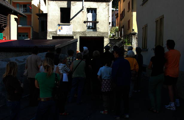 Visita guidata dalla geografa Dagmar Reichert alla mostra, qui davanti all'opera "trovo-cerco" dell'artista grigionese Christian Ratti