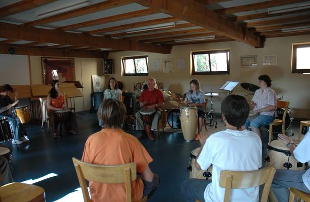 WORKSHOP DI PERCUSSIONE CON PIERRE FAVRE :: Una lezione di improvvisazione percussionistica per i musicanti delle Tre Valli