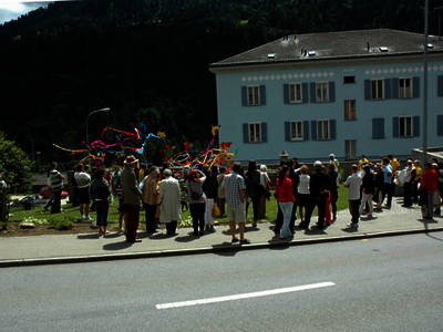 Il corteo sul praticello della fontana ridisegnato dall’arch. Francesca Pedrina nell’ambito del progetto ontane e sorgenti” finanziato con un contributo del Municipio di Airolo Il corteo sul praticello della fontana ridisegnato dall’arch. Francesca Pedrina nell’ambito del progetto ontane e sorgenti” finanziato con un contributo del Municipio di Airolo