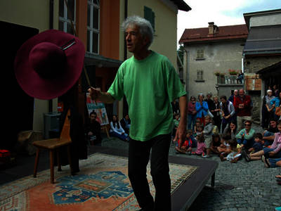 Mario Camani, giocoliere, diverte grandi e piccini Mario Camani, giocoliere, diverte grandi e piccini