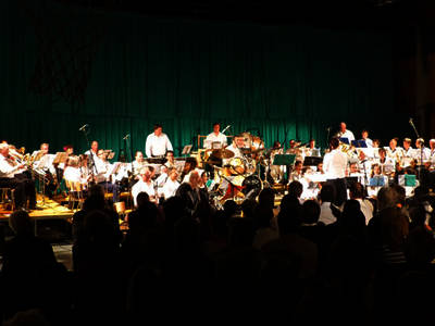 La banda PontSort con solisti e voci recitanti diretti dalla ma. Lena Taragnoli La banda PontSort con solisti e voci recitanti diretti dalla ma. Lena Taragnoli