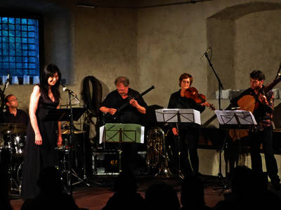Concerto di Michel Godard (serpentone, tuba, chitarra elettrica), Chiara Banchini (violino), Guillemette Laurens (voce), Bruno Helstroffer (tiorba) e Lucas Niggli (batteria e percussioni) al Dazio Grande di Rodi Concerto di Michel Godard (serpentone, tuba, chitarra elettrica), Chiara Banchini (violino), Guillemette Laurens (voce), Bruno Helstroffer (tiorba) e Lucas Niggli (batteria e percussioni) al Dazio Grande di Rodi
