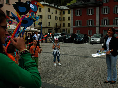 Francesca Pedrina con la scatola dei desideri di abbellimento dello spazio pubblico. Chi volesse aggiungere un desiderio invii una mail a info@airolointransizione.ch Francesca Pedrina con la scatola dei desideri di abbellimento dello spazio pubblico. Chi volesse aggiungere un desiderio invii una mail a info@airolointransizione.ch