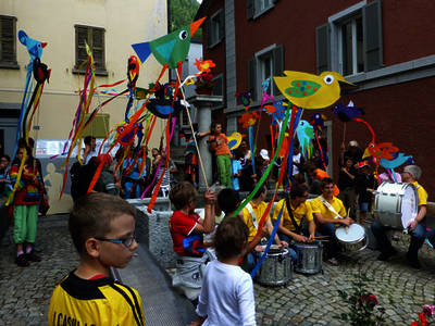 Gli smilzi sostano vicino alla fontana di piazza Motta rivalorizzata di recente. Gli smilzi sostano vicino alla fontana di piazza Motta rivalorizzata di recente.