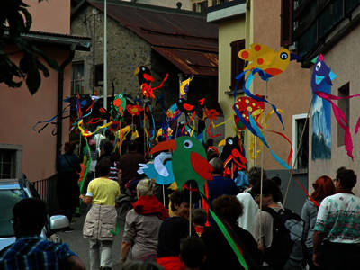 Gli smilzi e i loro accompagnatori per le vie del borgo Gli smilzi e i loro accompagnatori per le vie del borgo