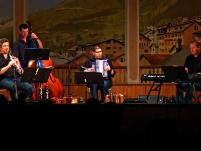 Concerto degli Hujässler nel salone Olimpia di Airolo: Dani Häusler, Markus Flückiger, Reto Kamer e Sepp Huber jun. Concerto degli Hujässler nel salone Olimpia di Airolo: Dani Häusler, Markus Flückiger, Reto Kamer e Sepp Huber jun.