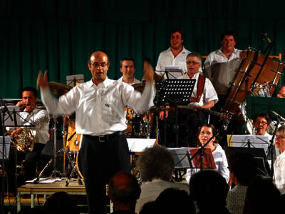 Il mo. Maurizio Fabbro dirige La Montanara cantata dalla banda PuntSort e dal pubblico Il mo. Maurizio Fabbro dirige La Montanara cantata dalla banda PuntSort e dal pubblico